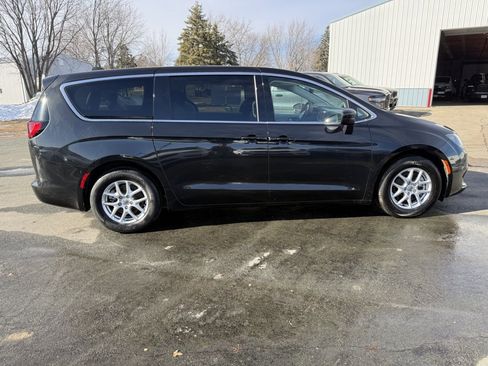 Used 2023 Chrysler Voyager LX image 9