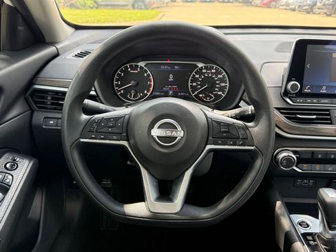 Used 2025 Nissan Altima 2.5 SV FWD image 28