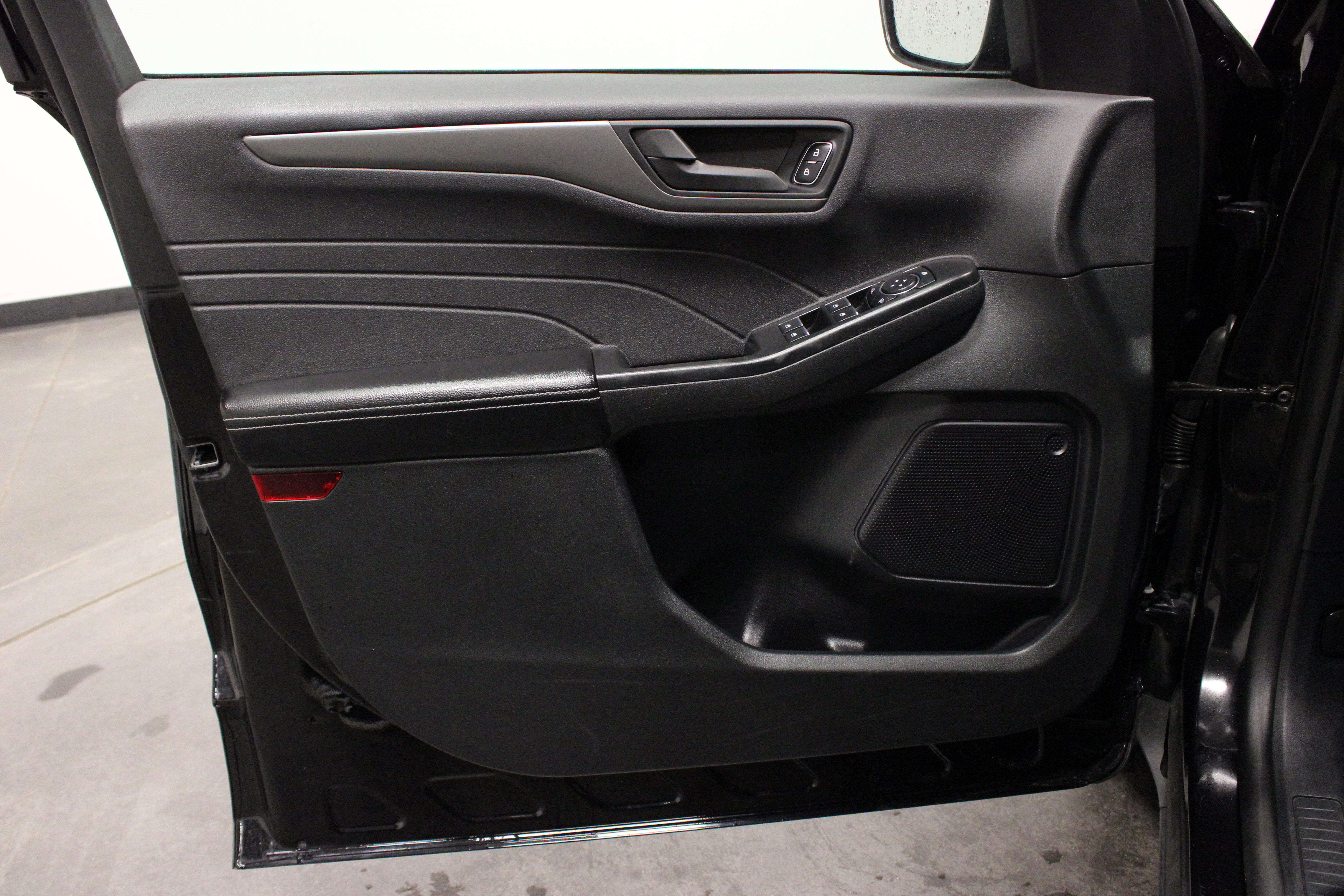 Used 2025 Ford Escape Active AWD/4WD image 17