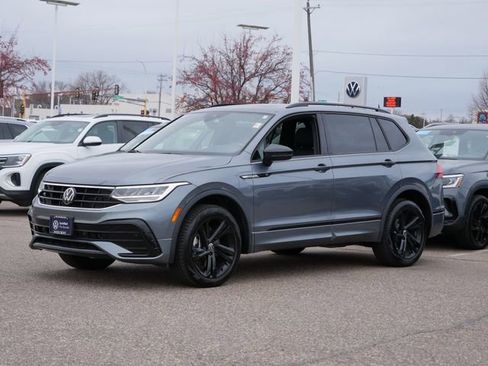 Certified 2024 Volkswagen Tiguan SE R-Line image 3