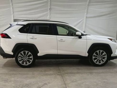 Used 2019 Toyota RAV4 XLE Premium FWD image 5