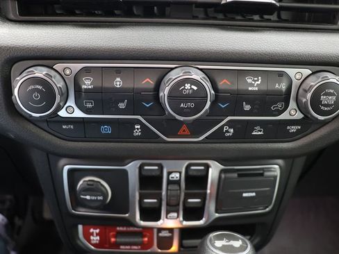 Used 2024 Jeep Wrangler Unlimited AWD/4WD image 23