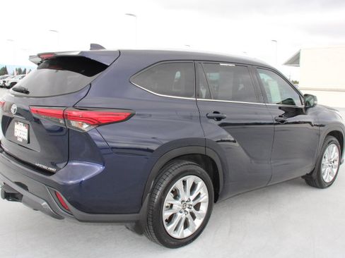 Certified 2022 Toyota Highlander Limited image 3