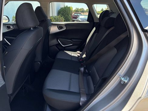 Used 2025 Kia Soul LX w/ LX Technology Package FWD image 23