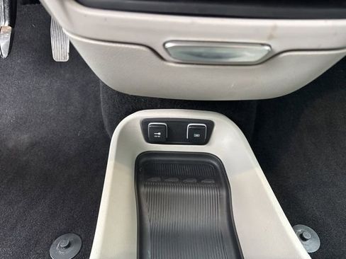 Used 2020 Chrysler Pacifica Touring-L image 19