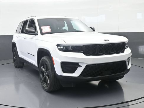 Used 2024 Jeep Grand Cherokee Altitude RWD image 9