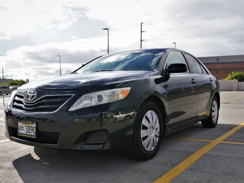 Used 2010 Toyota Camry LE image 1