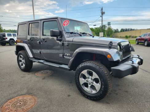 Used 2016 Jeep Wrangler Unlimited Sahara w/ Connectivity Group AWD/4WD image 19