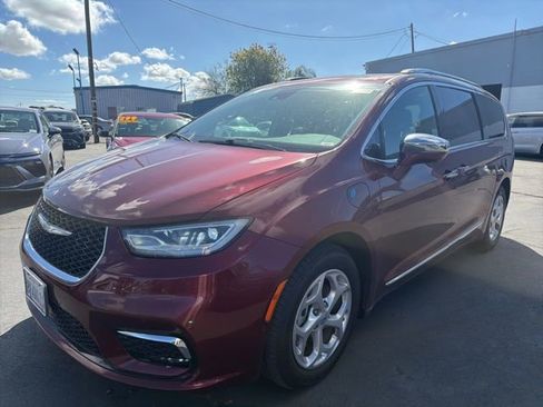 Used 2021 Chrysler Pacifica Limited w/ Uconnect Theater Family Group image 2