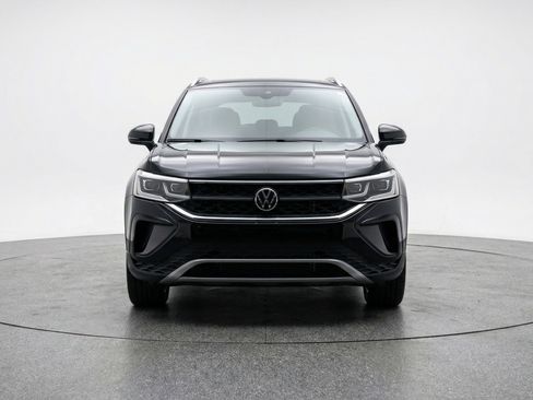 Used 2025 Volkswagen Taos SE FWD image 2
