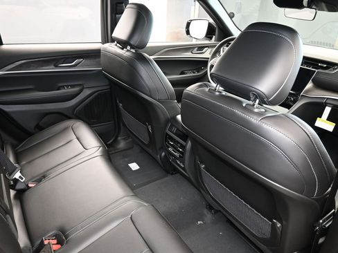 Used 2025 Jeep Grand Cherokee Limited image 36