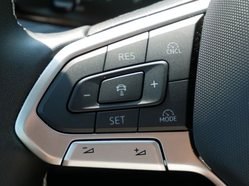 Certified 2025 Volkswagen Tiguan SE AWD/4WD image 32