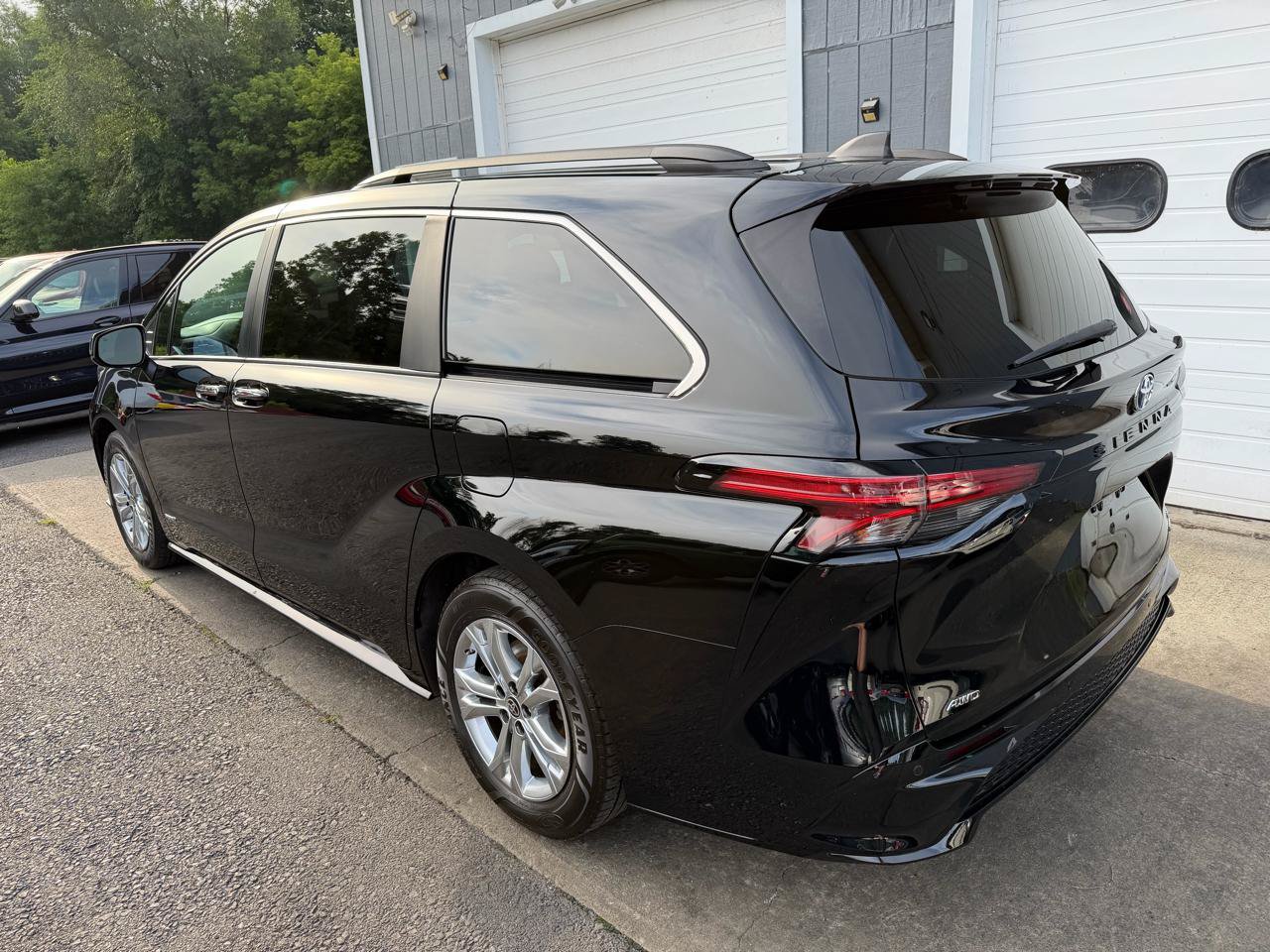 Used 2021 Toyota Sienna XSE w/ XSE Plus Package AWD/4WD image 6