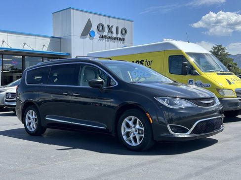 Used 2017 Chrysler Pacifica Touring-L Plus w/ Tire & Wheel Group FWD image 1