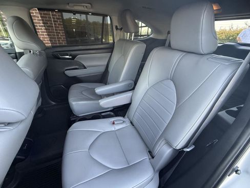Used 2023 Toyota Highlander XLE FWD image 20