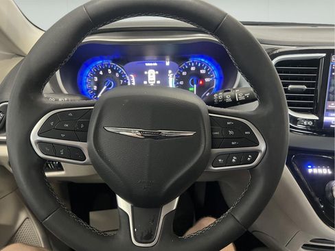 Used 2024 Chrysler Pacifica Touring-L FWD image 12