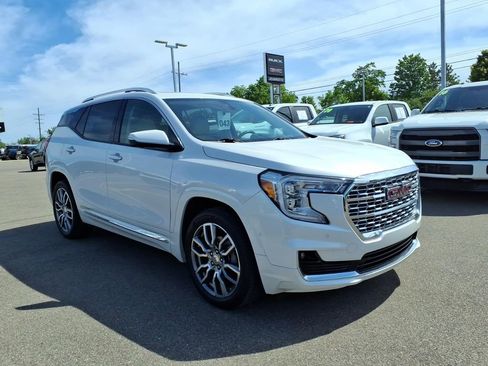 Used 2023 GMC Terrain Denali w/ Denali Premium Package AWD/4WD image 3
