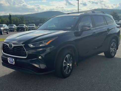 Used 2024 Toyota Highlander XLE AWD/4WD image 4