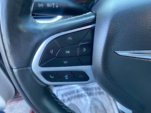 Used 2022 Chrysler Pacifica Limited w/ Uconnect Theater Family Group image 19