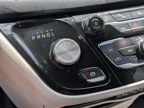 Used 2024 Chrysler Pacifica Touring-L FWD image 20