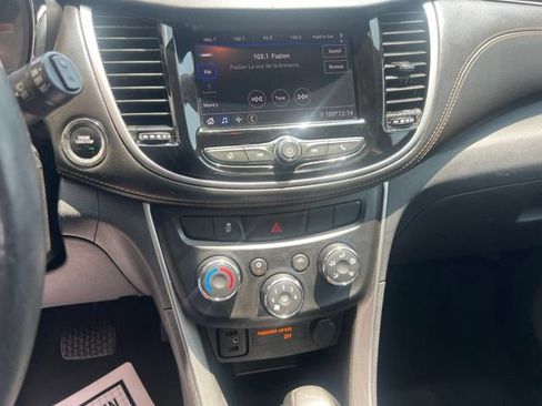 Used 2022 Chevrolet Trax LT w/ LT Convenience Package FWD image 17