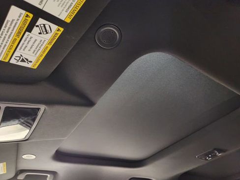 Used 2025 Land Rover Discovery S image 24