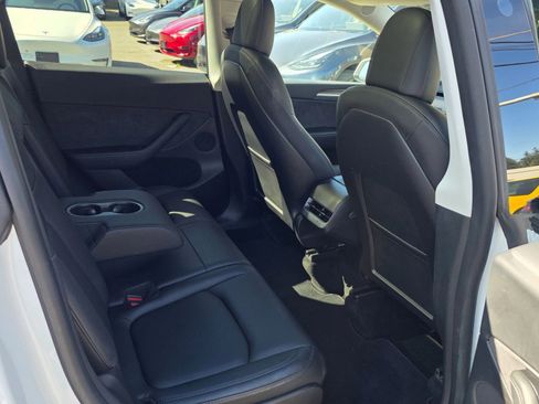 Used 2022 Tesla Model Y Long Range image 14