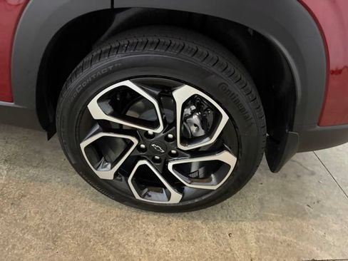 Used 2025 Chevrolet Trax RS w/ Sunroof Package FWD image 9