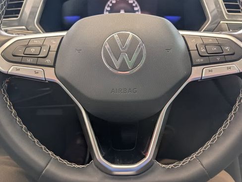 Used 2023 Volkswagen Tiguan SE w/ Panoramic Sunroof Package FWD image 16