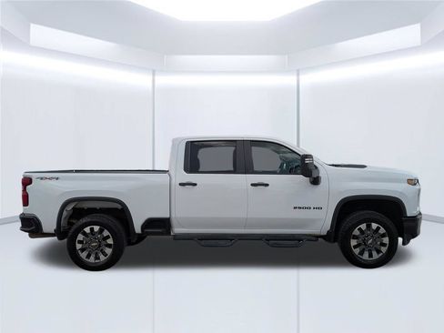 Used 2022 Chevrolet Silverado 2500 Custom w/ Custom Value Package AWD/4WD image 7