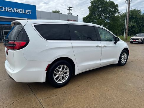 Used 2023 Chrysler Pacifica Touring-L FWD image 3