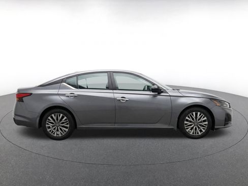 Used 2025 Nissan Altima 2.5 SV FWD image 14