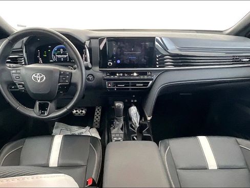 Used 2025 Toyota Camry SE image 21