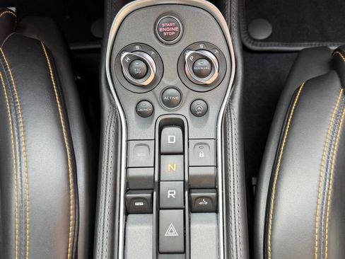 Used 2018 McLaren 570S Spider image 21