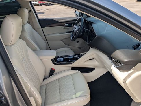 Certified 2022 Buick Envision Avenir w/ Technology Package II AWD/4WD image 33