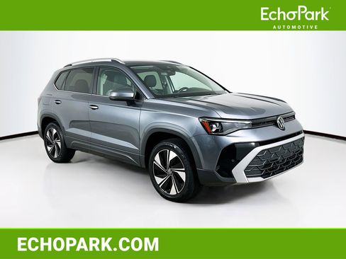 Used 2025 Volkswagen Taos SE AWD/4WD image 1