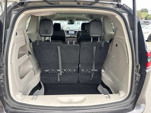 Used 2023 Chrysler Pacifica Touring-L FWD image 9