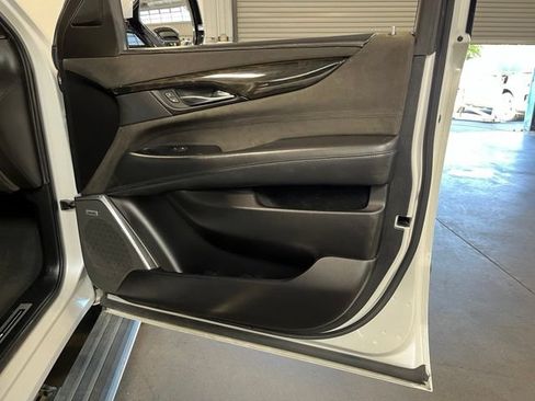 Used 2019 Cadillac Escalade ESV Platinum AWD/4WD image 12