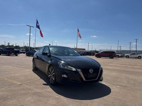 Certified 2021 Nissan Altima 2.5 SR FWD image 2