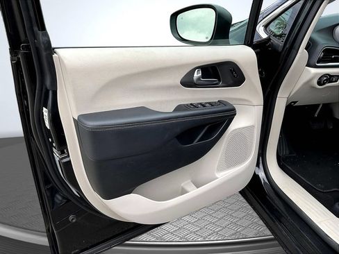 Used 2023 Chrysler Pacifica Touring-L FWD image 22