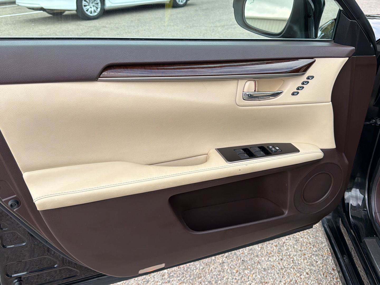 Used 2016 Lexus ES 350 w/ Luxury Package w/Wood Trim FWD image 11