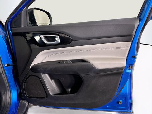 Used 2025 Jeep Compass Limited image 31