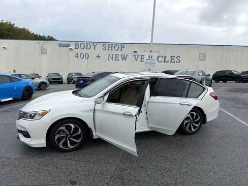 Used 2016 Honda Accord EX image 18