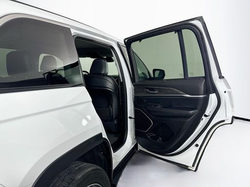 Used 2022 Jeep Grand Cherokee Limited 4xe w/ Luxury Tech Group II AWD/4WD image 32