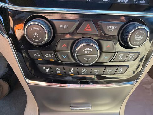Used 2020 Jeep Grand Cherokee Overland AWD/4WD image 22