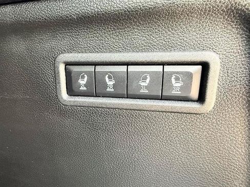 Used 2024 Jeep Wagoneer L Series II RWD image 19