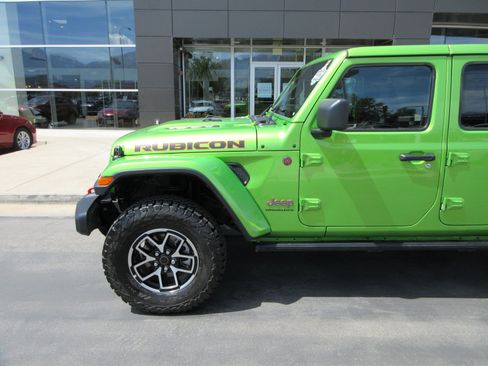 Used 2025 Jeep Wrangler Unlimited Rubicon w/ Convenience Group AWD/4WD image 2
