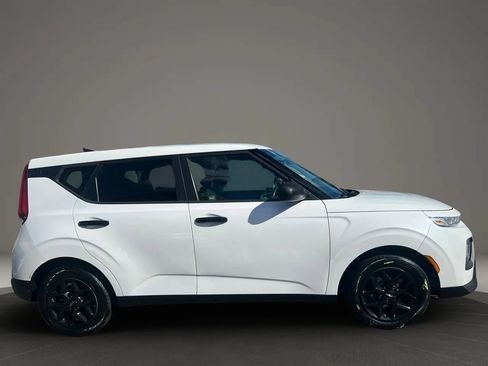 Used 2022 Kia Soul LX w/ Technology Package FWD image 4