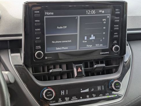 Used 2022 Toyota Corolla Cross XLE image 23