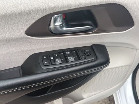 Used 2021 Chrysler Voyager Lxi FWD image 14